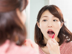 虫歯予防のために歯を磨いている女性