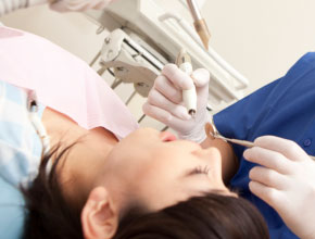 歯周病治療を受ける女性